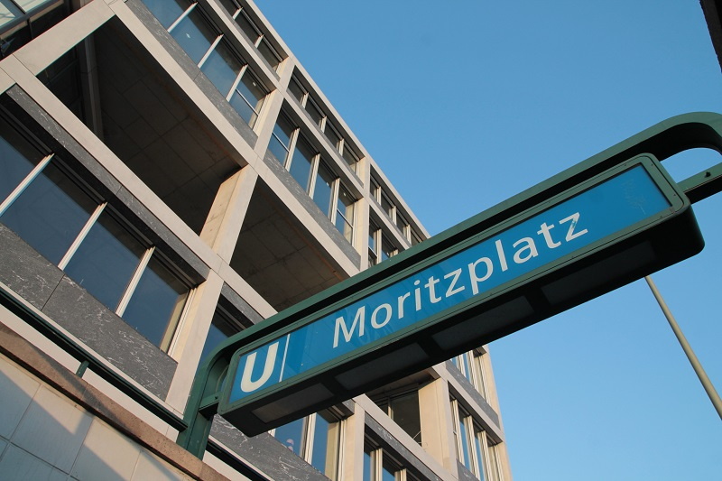 Fassade der Prinzenstr. 84 aus der Frosch-Perspektive aufgenommen mit Schild U-Bahnhof Moritzplatz