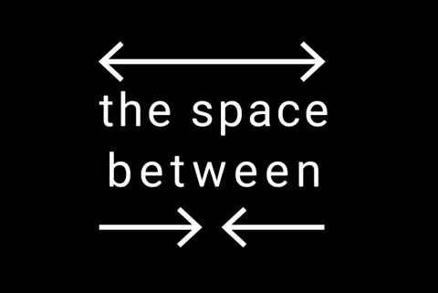 schwarze Fläche mit Lettern und drei feinen Pfeilen: the space betten