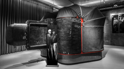 ein sehr großes Gebilde mit schwarzem Tuch, die größte analoge Sofortbildkamera der Welt 
