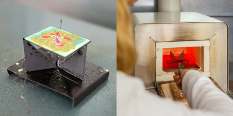 zweigeteiltes Bild aus der Emaille Herstellung, links eine bemalte rechteckige Platte auf einem Stahlgestell, rechts ein silberner Ofen, in dem es rot glüht, ein Arm in einem weißen Pulli schiebt etwas in den Ofen 