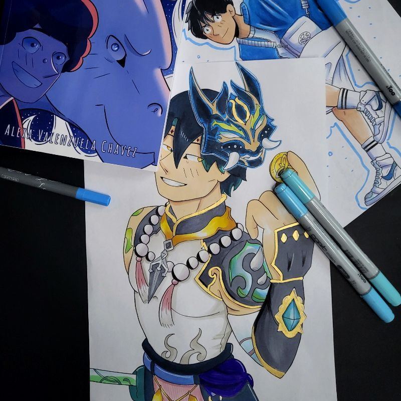 Skizze einer männlichen Manga-Figur mit einem Schulterschutz wie eine Rüstung, von oben links ragen ein gemalter Drachen- und ein Menschenkopf ins Bild 