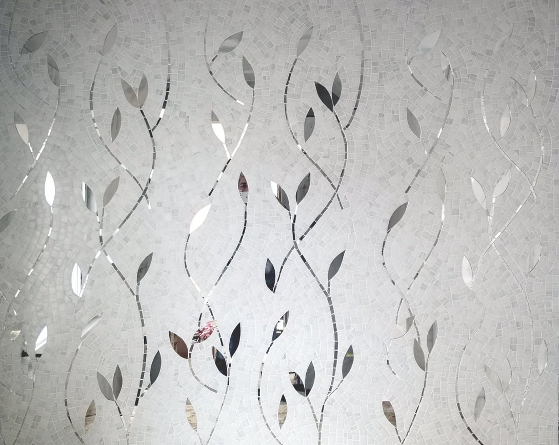 Mosaik aus weißen und spiegelnden Steinen, feine Ranken mit kleinen Blättern, eine Fläche