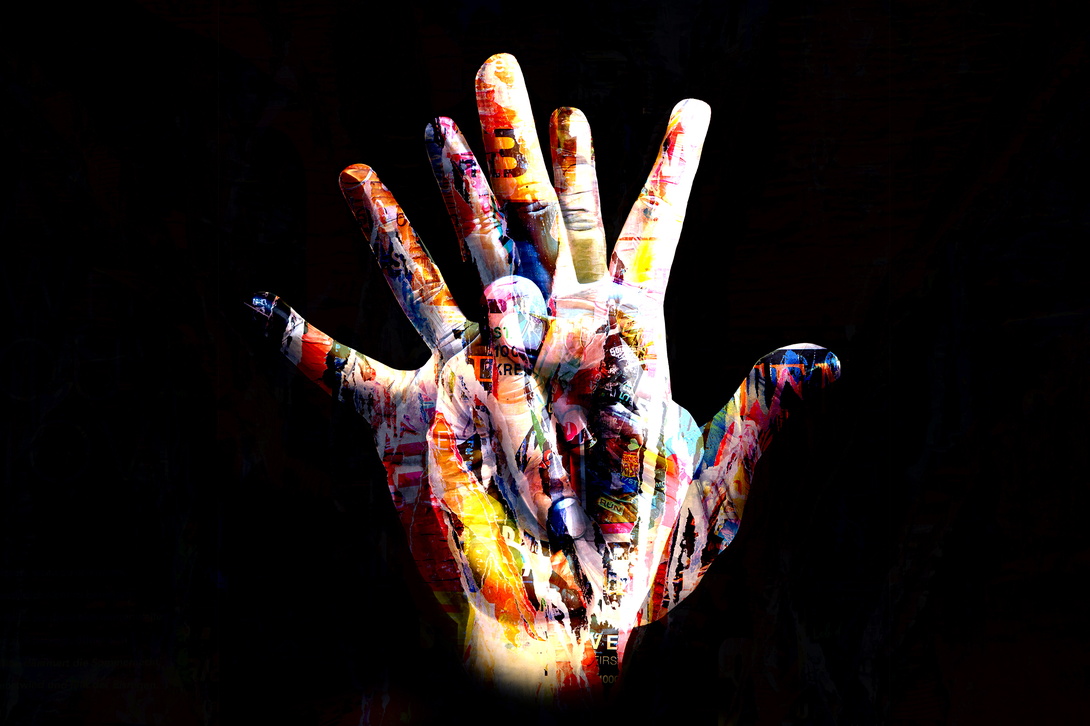Collage einer Hand mit sieben Fingern, bestehend aus Plakat-Resten, vor schwarzem Hintergrund