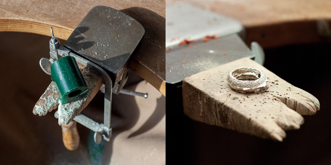 Nahaufnahmen von Werkstücken, ein grüner Stein mit einer kleinen Säge, daneben ein silberner Ring auf einer steinernen Unterlage