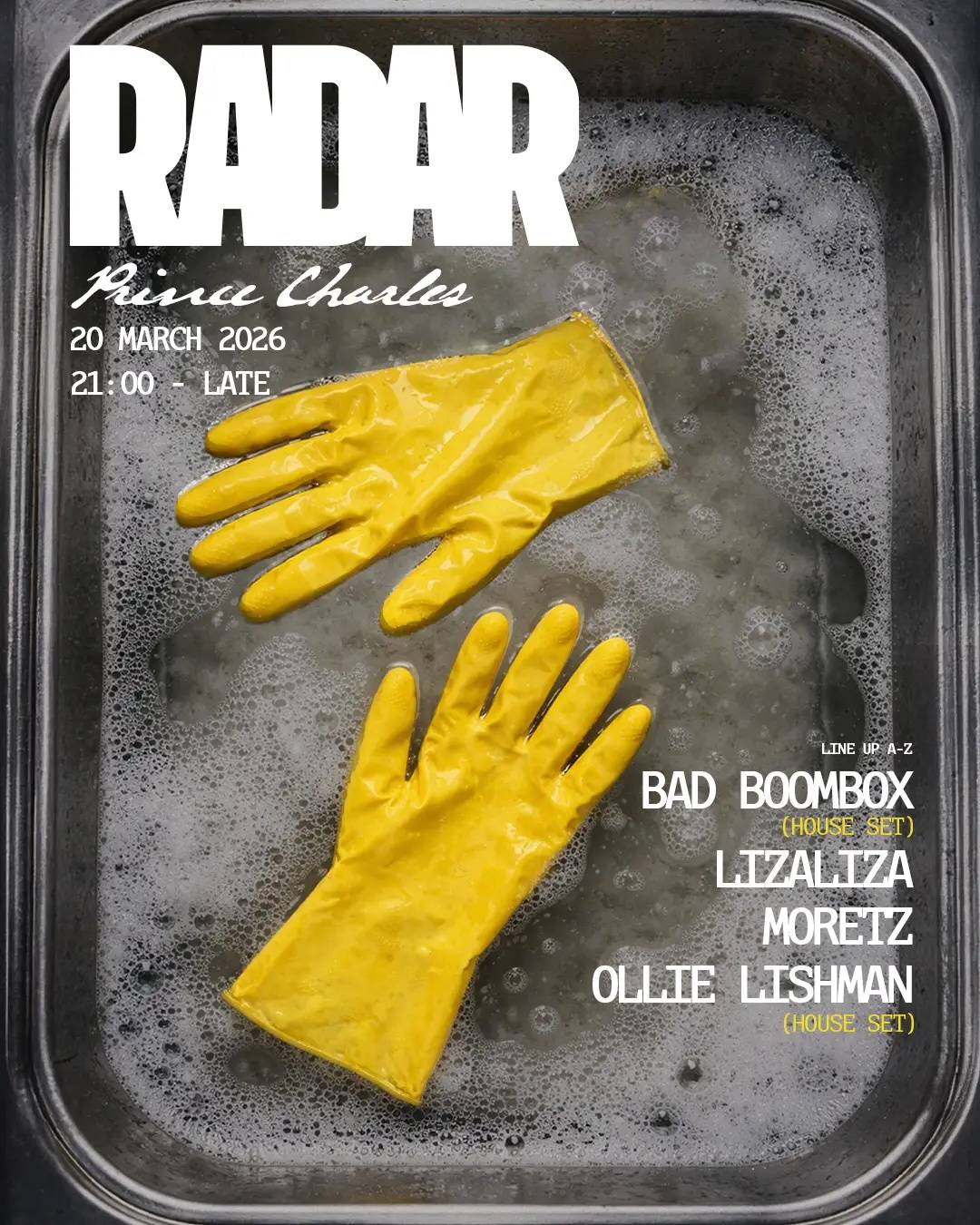 Partywerbung: ein Spülbecken mit Seifenwasser, in dem zwei gelbe Gummihandschuhe schwimmen, von oben fotografiert, in weißen Lettern der Veranstaltungstitel und das Line-Up